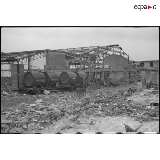 Destructions et ruines dans une gare de triage.