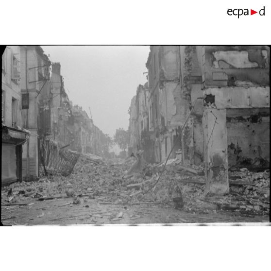 Ruines dans une grande ville proche ou dans Reims.