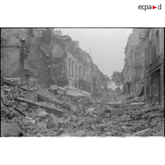 Ruines dans une grande ville proche ou dans Reims.