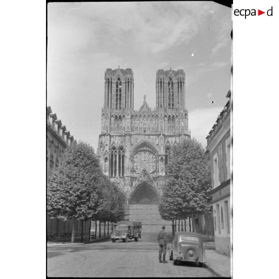 Un véhicule de la Luftwaffe stationne devant la cathédrale de Reims.