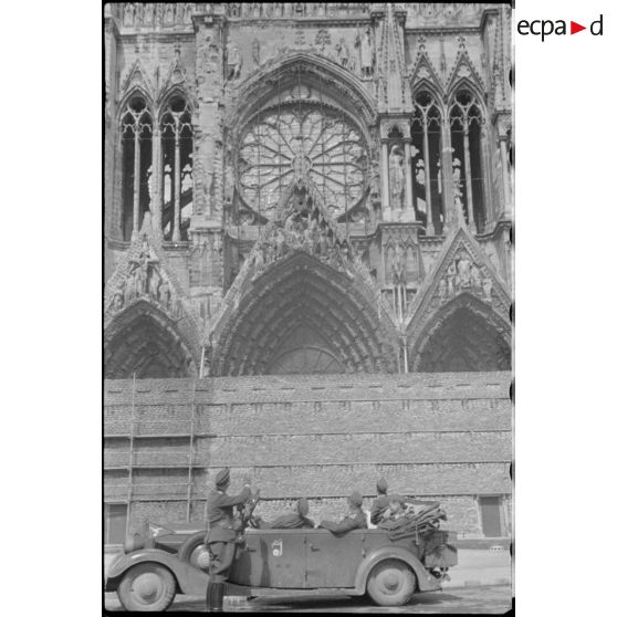 Un véhicule de la Luftwaffe stationne devant la cathédrale de Reims.