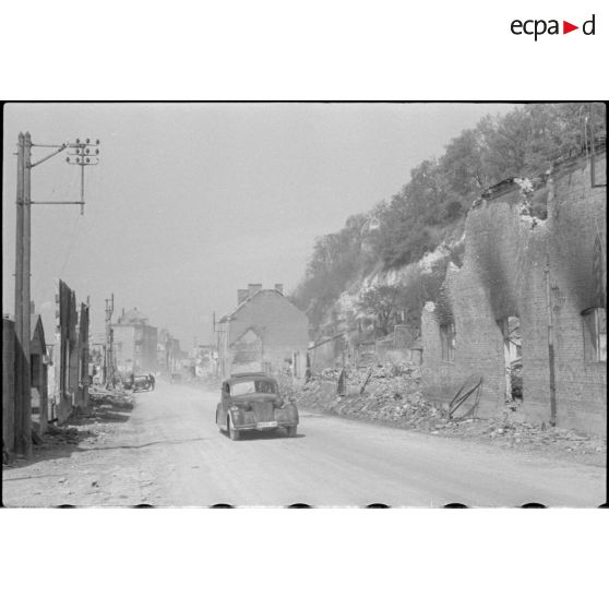 Dans les ruines de Rethel.