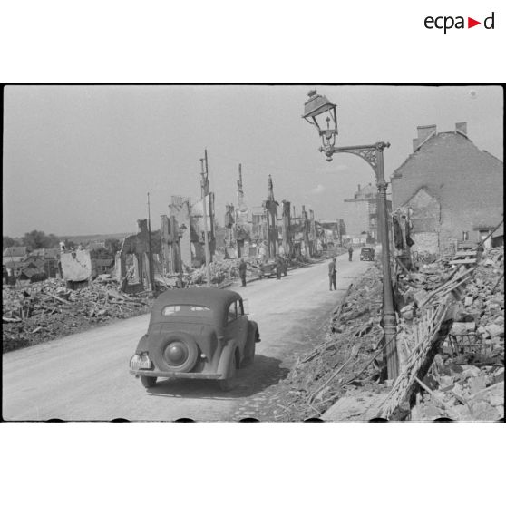 Dans les ruines de Rethel.