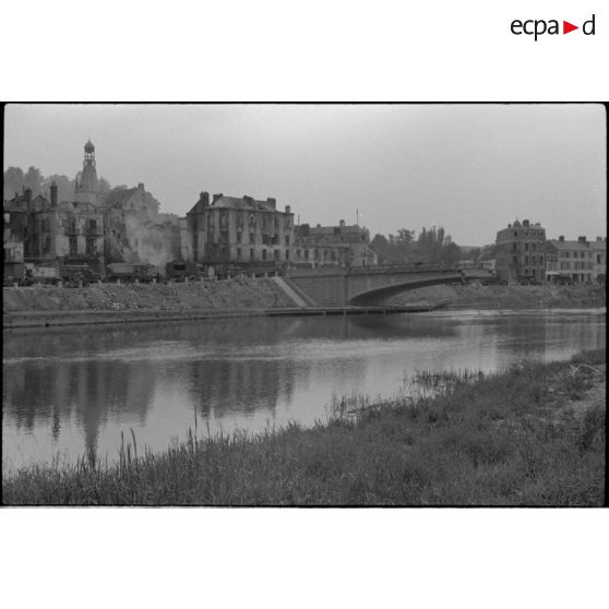Un pont détruit sur la Marne détruit à Chateau-Thierry.