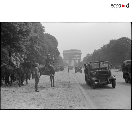 Le général (Generalleutnant) Kurt von Briesen, commandant de la 30.Infanterie Division lors du défilé allemand avenue Foch.