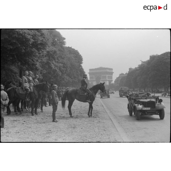 Le général (Generalleutnant) Kurt von Briesen, commandant de la 30.Infanterie Division lors du défilé allemand avenue Foch.