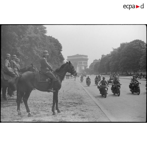 Le général (Generalleutnant) Kurt von Briesen, commandant de la 30.Infanterie Division lors du défilé allemand avenue Foch.