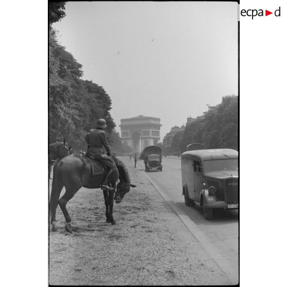 Le général (Generalleutnant) Kurt von Briesen, commandant de la 30.Infanterie Division lors du défilé allemand avenue Foch.