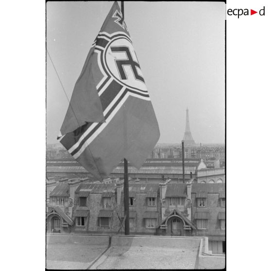 Croix gammée sur un toit parisien, en arrière plan la Tour Eiffel.