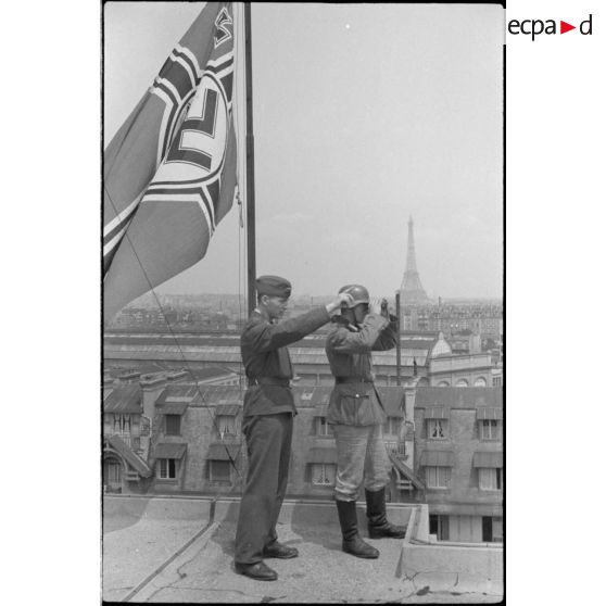 Croix gammée sur un toit parisien, en arrière plan la Tour Eiffel.