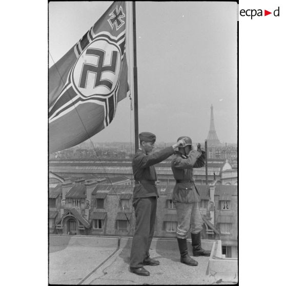 Croix gammée sur un toit parisien, en arrière plan la Tour Eiffel.