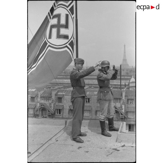 Croix gammée sur un toit parisien, en arrière plan la Tour Eiffel.