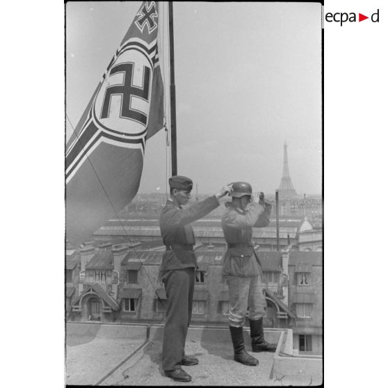 Croix gammée sur un toit parisien, en arrière plan la Tour Eiffel.