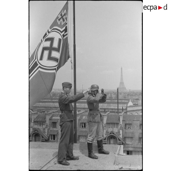 Croix gammée sur un toit parisien, en arrière plan la Tour Eiffel.