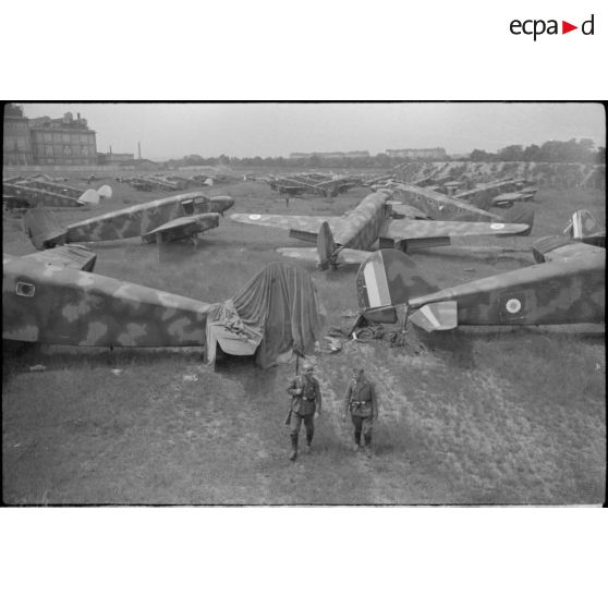 Des avions de transports français Caudron C.440 Goéland abandonnés sur le terrain d'Issy-les-Moulineaux.