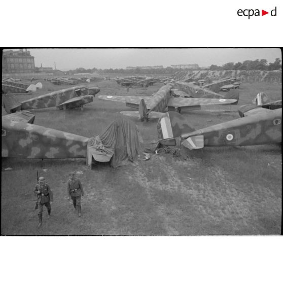 Des avions de transports français Caudron C.440 Goéland abandonnés sur le terrain d'Issy-les-Moulineaux.