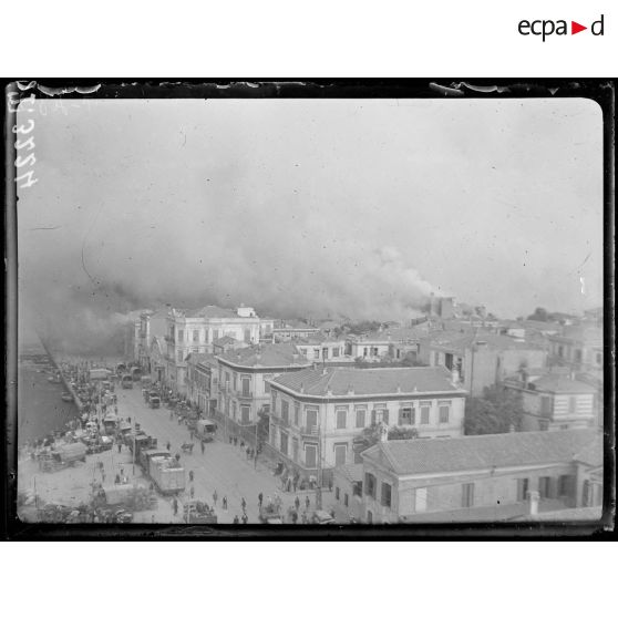 Incendie de Salonique les 18-19-20 août 1917. Vue prise de la Tour Blanche. [légende d'origine]