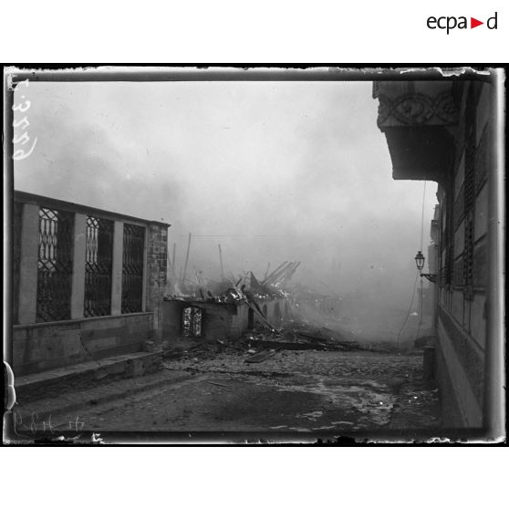 Incendie de Salonique les 18-19-20 août 1917. Une rue en feu. [légende d'origine]