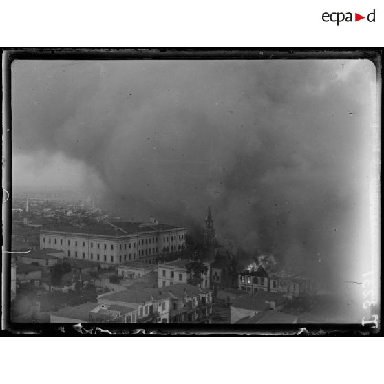 Incendie de Salonique les 18-19-20 août 1917. Vue générale de Salonique en feu à 7h du soir le 18-8-17. [légende d'origine]