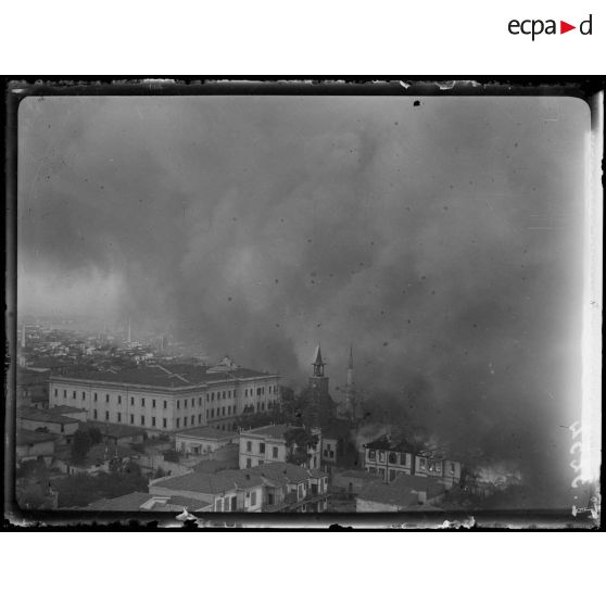 Incendie de Salonique les 18-19-20 août 1917. Vue générale de Salonique en feu à 7h du soir le 18-8-17. [légende d'origine]