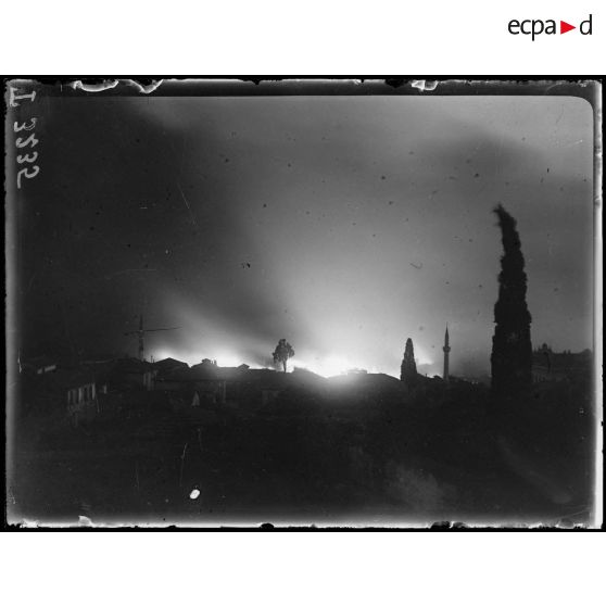 Incendie de Salonique les 18-19-20 août 1917. La ville en feu à minuit. Vue prise des remparts. [légende d'origine]