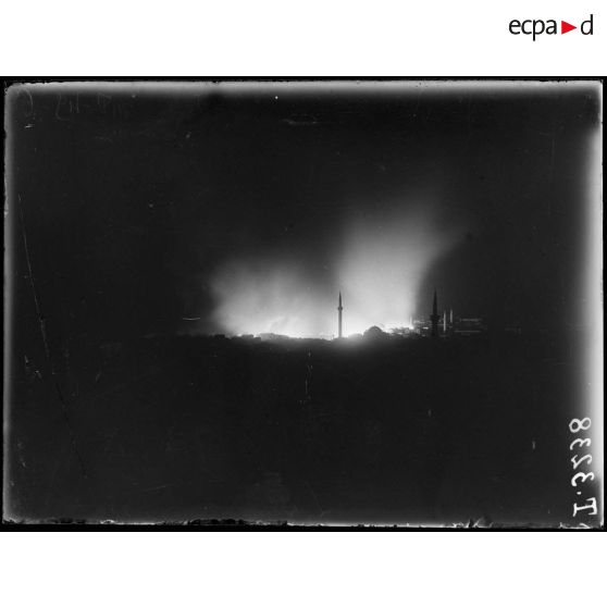 Incendie de Salonique les 18-19-20 août 1917. Un coin du quartier turc pendant la nuit du 18 août. [légende d'origine]