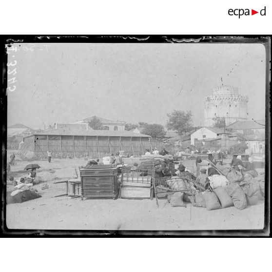 Incendie de Salonique les 18-19-20 août 1917. Les réfugiés du sinistre près de la Tour Blanche. [légende d'origine]