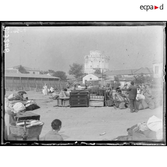 Incendie de Salonique les 18-19-20 août 1917. Les réfugiés du sinistre près de la Tour Blanche. [légende d'origine]