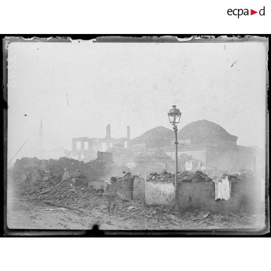 Incendie de Salonique les 18-19-20 août 1917. Mosquée détruite par l'incendie. [légende d'origine]