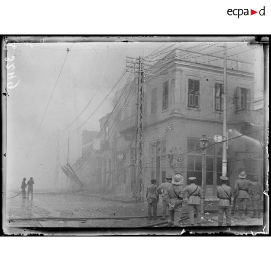 Incendie de Salonique les 18-19-20 août 1917. Sur les quais, soldats anglais et français éteignant le feu. [légende d'origine]