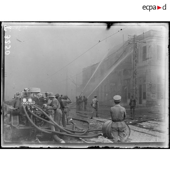 Incendie de Salonique les 18-19-20 août 1917. Sur les quais, soldats anglais et français éteignant le feu. [légende d'origine]
