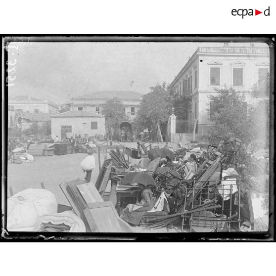 Incendie de Salonique les 18-19-20 août 1917. Sinistrés sur une place, près du Champs de Mars. [légende d'origine]