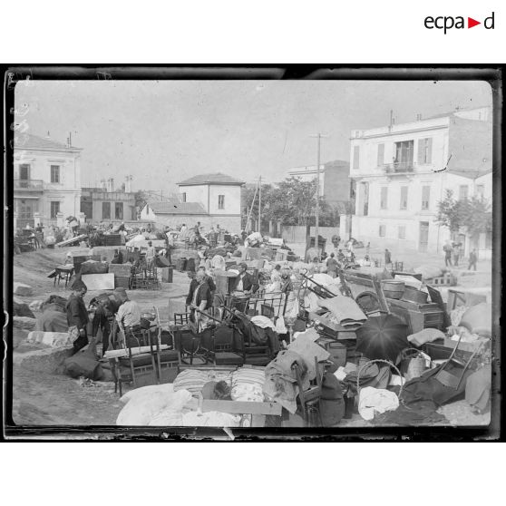 Incendie de Salonique les 18-19-20 août 1917. Réfugiés sur une place publique. [légende d'origine]