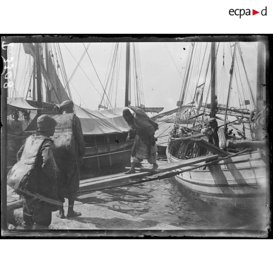 Salonique. Débarquement des voiliers par les Turcs. [légende d'origine]