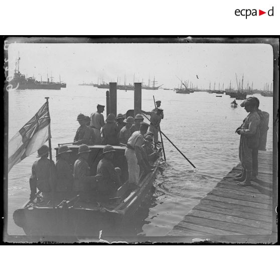Salonique. Embarquement de soldats anglais. [légende d'origine]