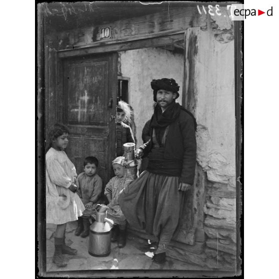 Salonique. Laitier turc. [légende d'origine]