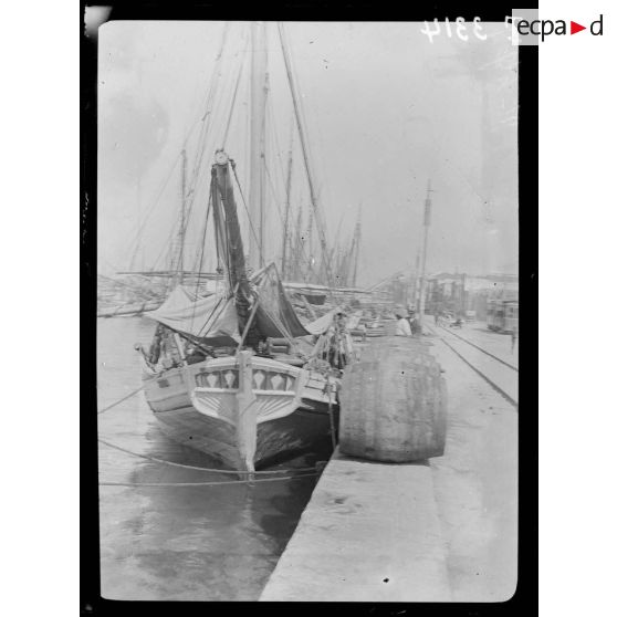 Salonique. Arrière d'un voilier. [légende d'origine]