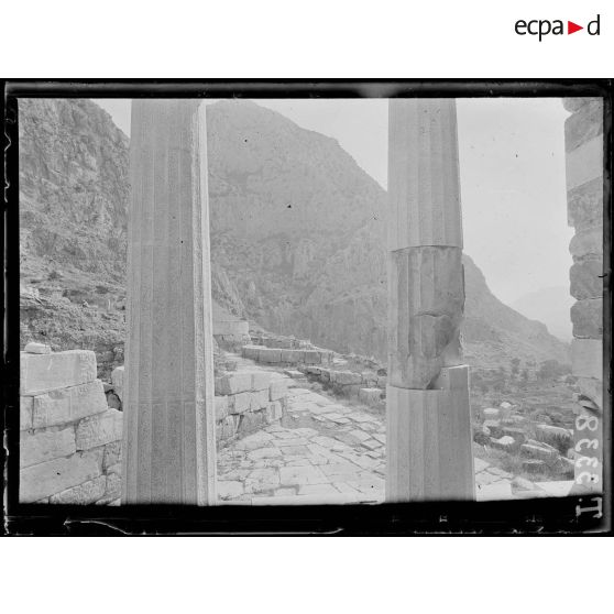 Delphes. Les Phédriades vues du Trésor des Athéniens. [légende d'origine]