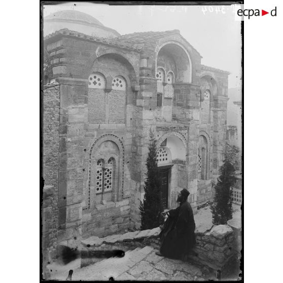 Près Delphes. Monastère d'Hosios Loukas. La façade. [légende d'origine]