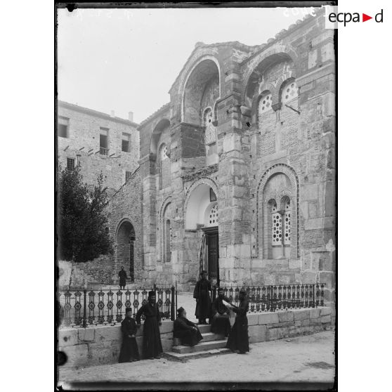 Près Delphes. Monastère d'Hosios Loukas. La façade. [légende d'origine]
