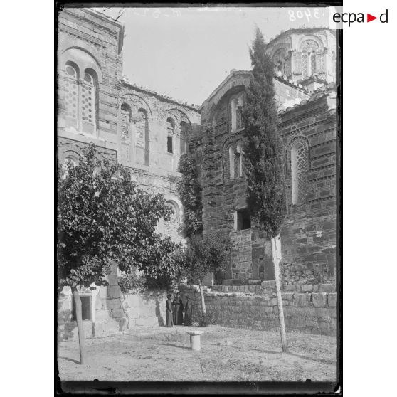 Près Delphes. Monastère d'Hosios Loukas. Un coin du Monastère. [légende d'origine]