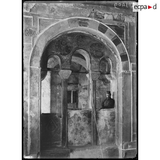 Près Delphes. Monastère d'Hosios Loukas. Une arcade. [légende d'origine]