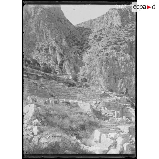 Delphes. Le Théâtre et les Phédriades. [légende d'origine]