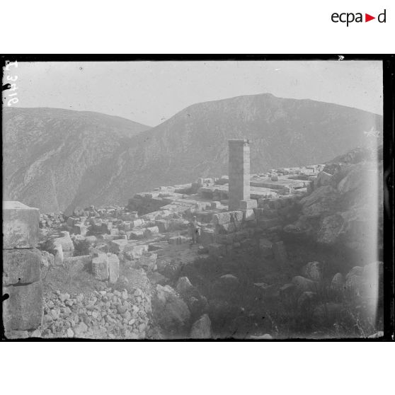 Delphes. Téménos de Néoptolème et terrasse du Temple. [légende d'origine]