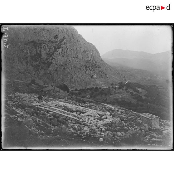 Delphes. Vue d'ensemble de la terrasse du Temple d'Apollon. [légende d'origine]