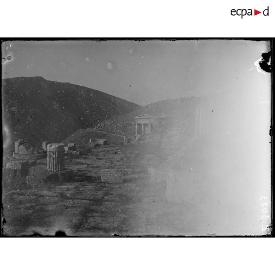 Delphes. La Voie du sanctuaire et le Trésor des Athéniens. [légende d'origine]