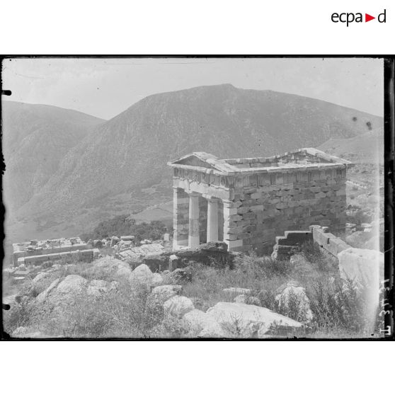 Delphes. Trésor des Athéniens et trésor de Cnide. [légende d'origine]