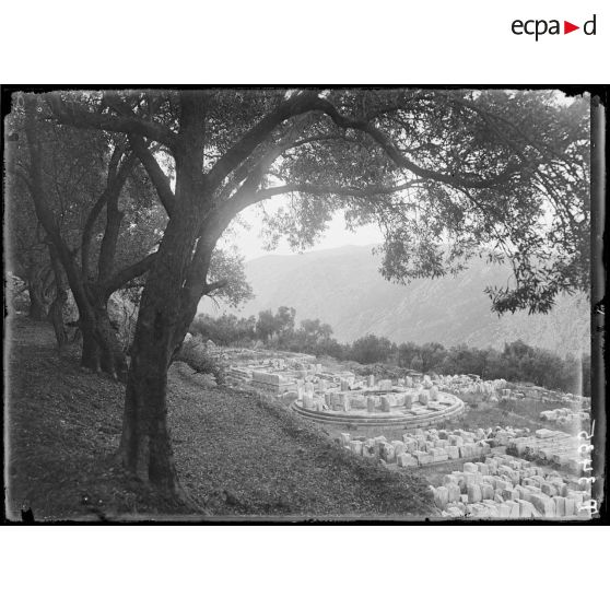 Delphes. Marmaria. Tholos et temple d'Athènes. [légende d'origine]