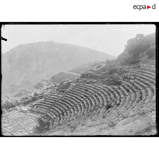 Delphes. Le Théâtre et la vallée du Pleistos. [légende d'origine]