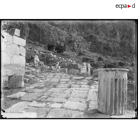 Delphes. Angle du mur polygonal. [légende d'origine]